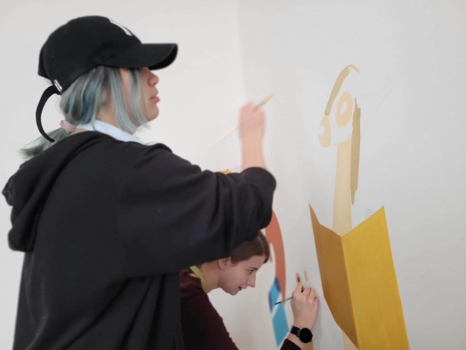 Zdjęcie w galerii na portalu naszwodzislaw.com: Licealiści malują dzieciom postaci z bajek wiadomości z regionu