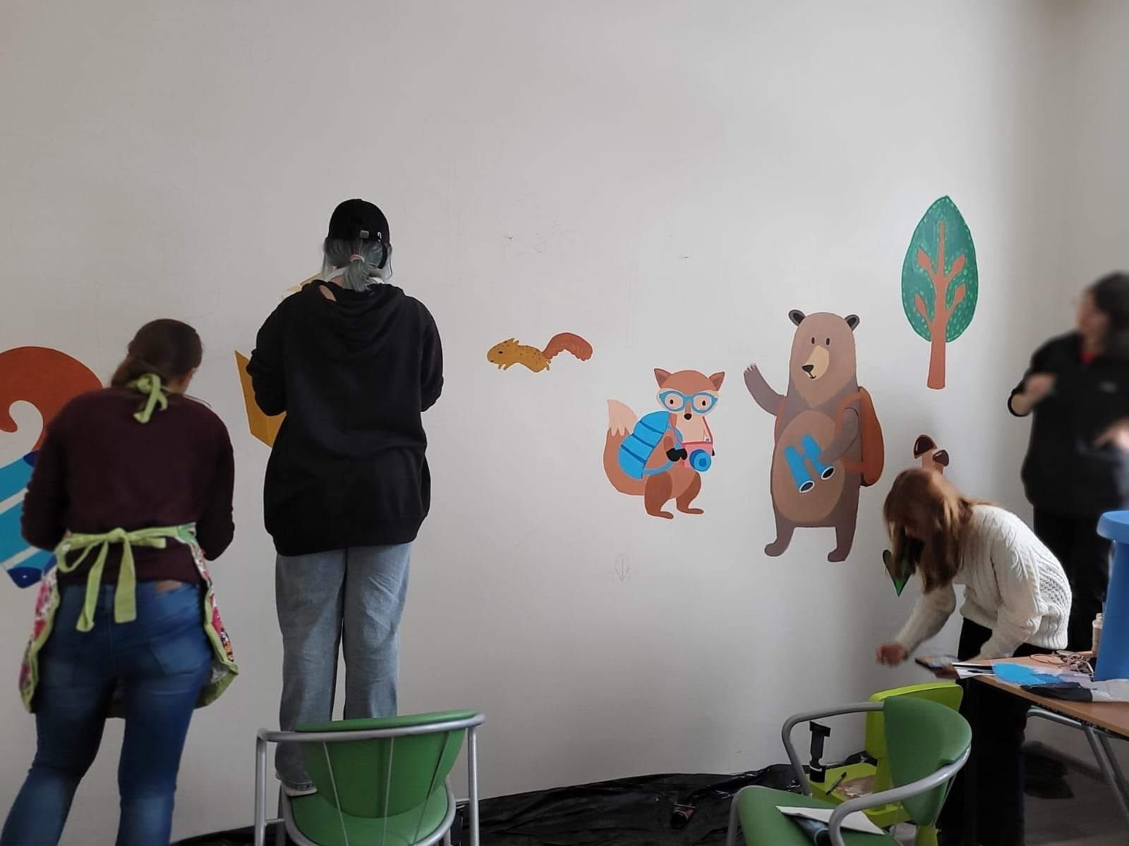 Zdjęcie w galerii na portalu naszwodzislaw.com: Licealiści malują dzieciom postaci z bajek wiadomości z regionu