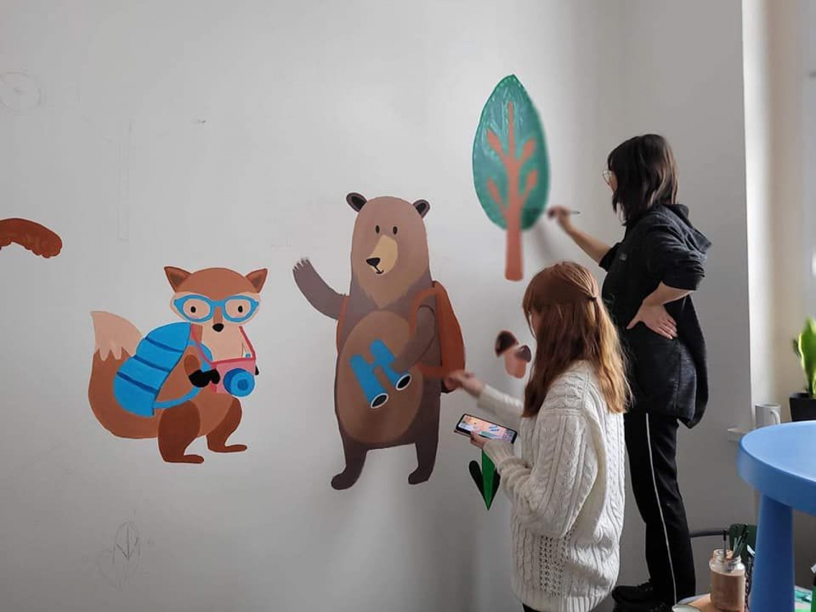 Zdjęcie w galerii na portalu naszwodzislaw.com: Licealiści malują dzieciom postaci z bajek wiadomości z regionu