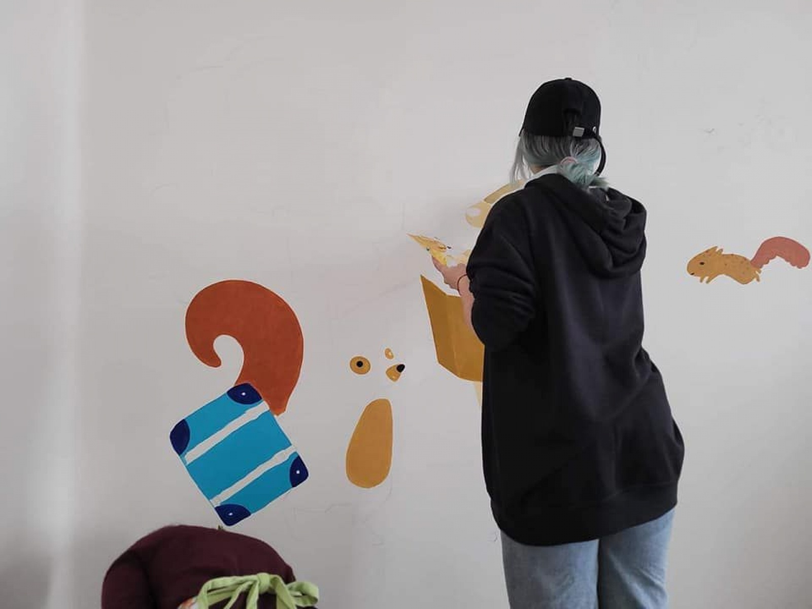 Zdjęcie w galerii na portalu naszwodzislaw.com: Licealiści malują dzieciom postaci z bajek wiadomości z regionu