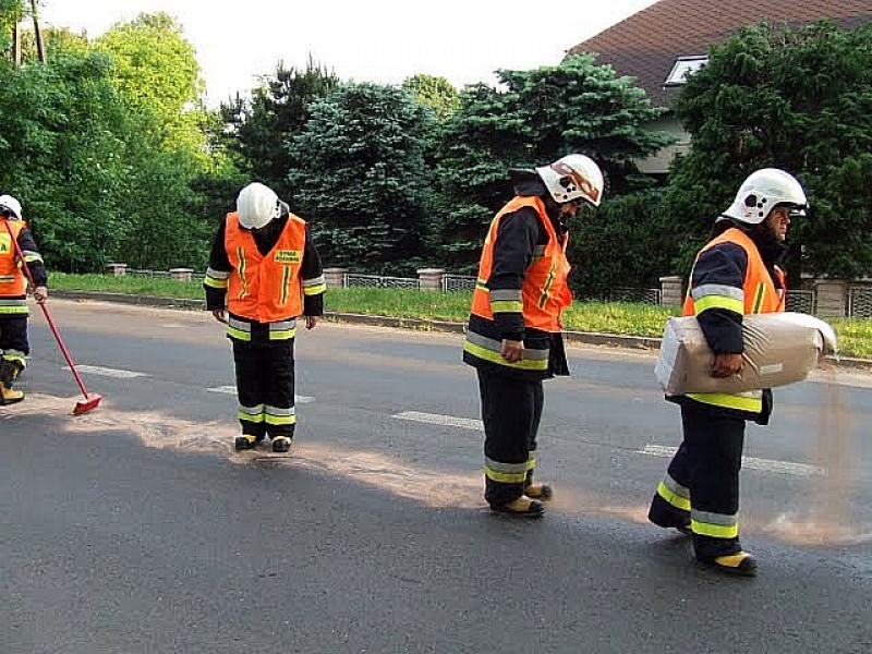 Zdjęcie w galerii na portalu naszwodzislaw.com: Wielka plama oleju na Pszowskiej wiadomości z regionu