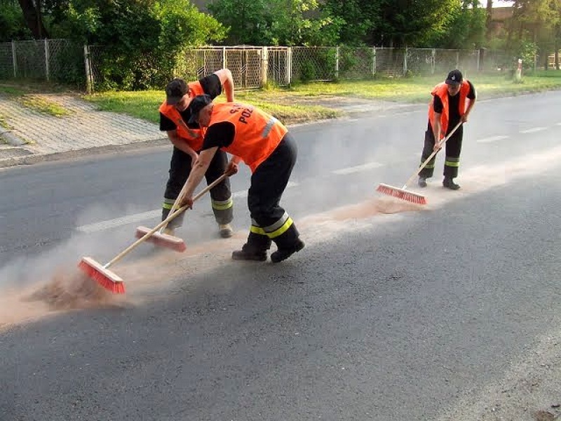 Zdjęcie w galerii na portalu naszwodzislaw.com: Wielka plama oleju na Pszowskiej wiadomości z regionu
