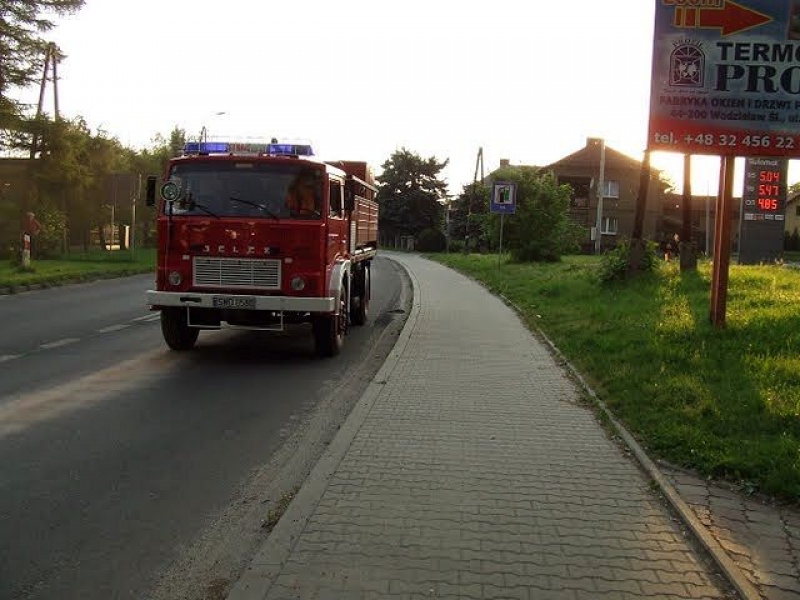 Zdjęcie w galerii na portalu naszwodzislaw.com: Wielka plama oleju na Pszowskiej wiadomości z regionu