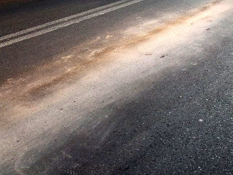 Zdjęcie w galerii na portalu naszwodzislaw.com: Wielka plama oleju na Pszowskiej wiadomości z regionu