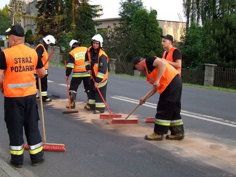 Zdjęcie w galerii na portalu naszwodzislaw.com: Wielka plama oleju na Pszowskiej wiadomości z regionu