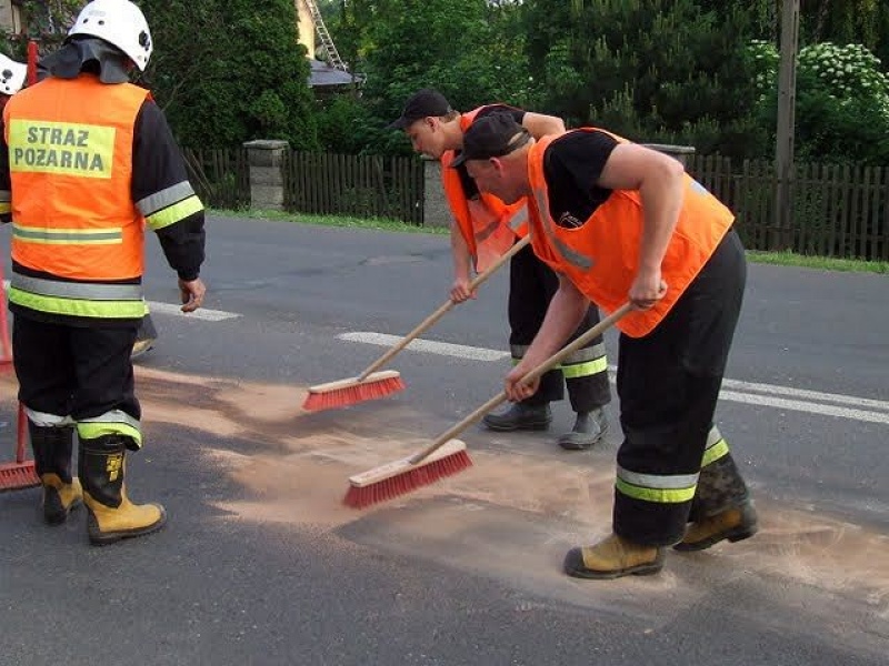 Zdjęcie w galerii na portalu naszwodzislaw.com: Wielka plama oleju na Pszowskiej wiadomości z regionu