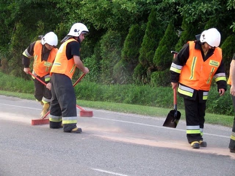 Zdjęcie w galerii na portalu naszwodzislaw.com: Wielka plama oleju na Pszowskiej wiadomości z regionu
