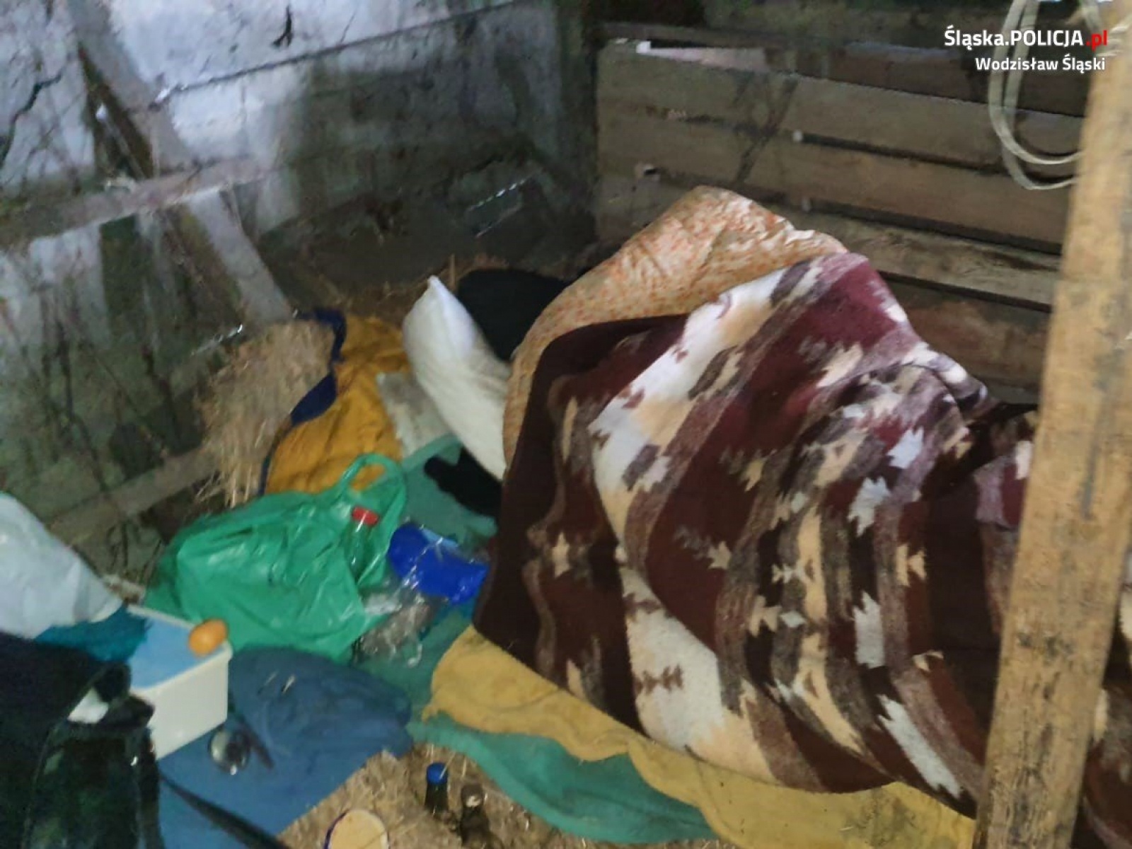 Zdjęcie w galerii na portalu naszwodzislaw.com: Pszowscy dzielnicowi uratowali bezdomnego mężczyznę wiadomości z regionu