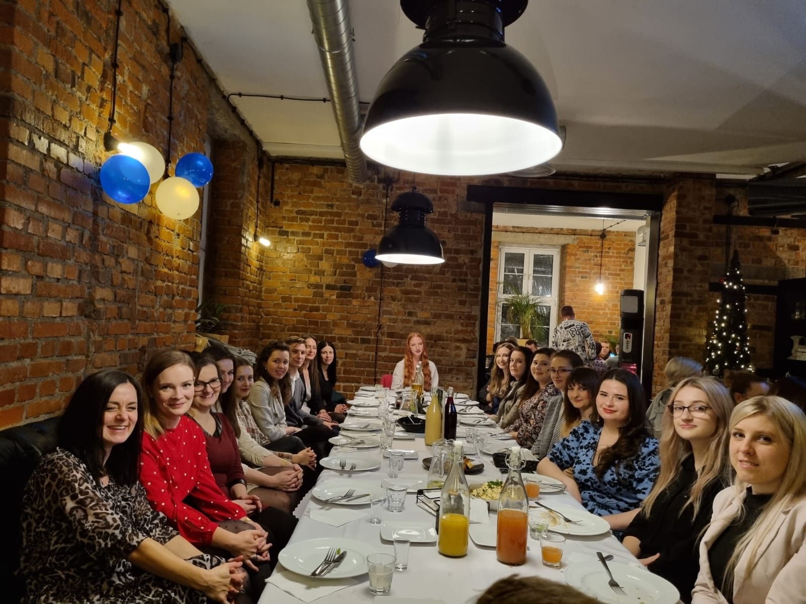 Zdjęcie w galerii na portalu naszwodzislaw.com: Spotkanie wigilijne w Dentice24 wiadomości z regionu