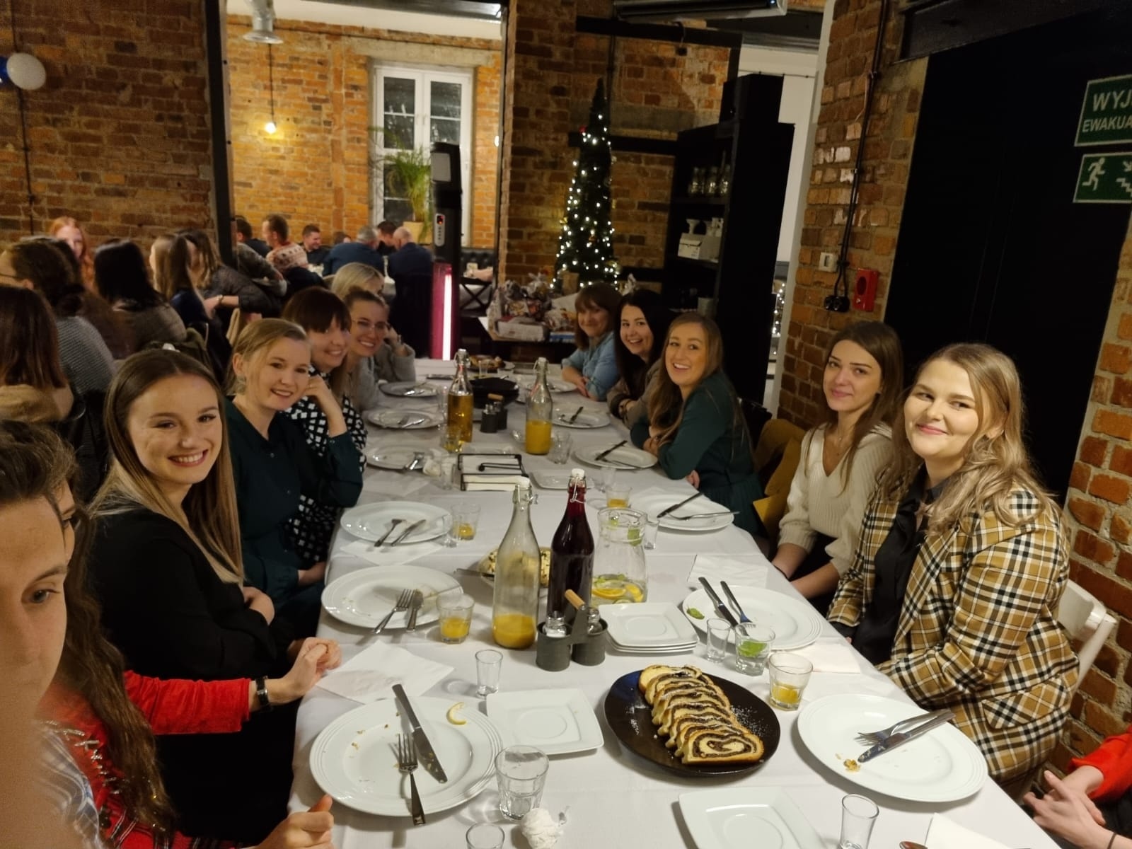 Zdjęcie w galerii na portalu naszwodzislaw.com: Spotkanie wigilijne w Dentice24 wiadomości z regionu