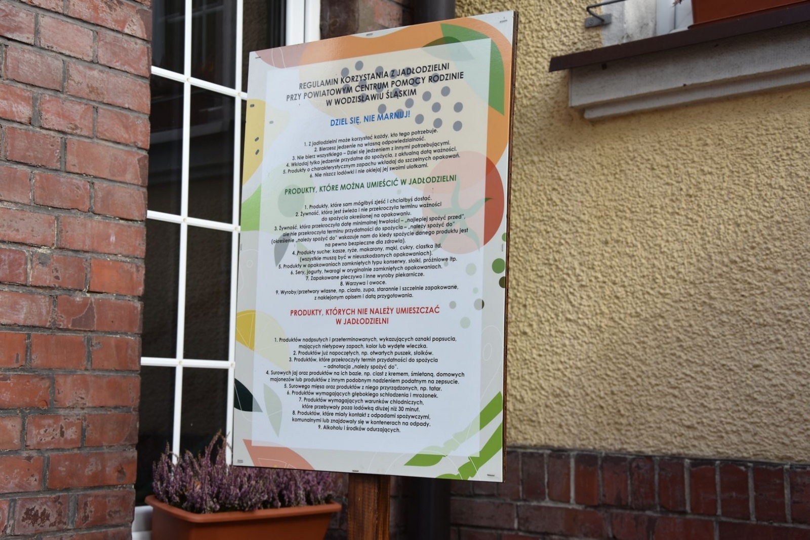 Zdjęcie w galerii na portalu naszwodzislaw.com: Lodówka społeczna. Jedzenie nie musi trafiać do kosza! wiadomości z regionu