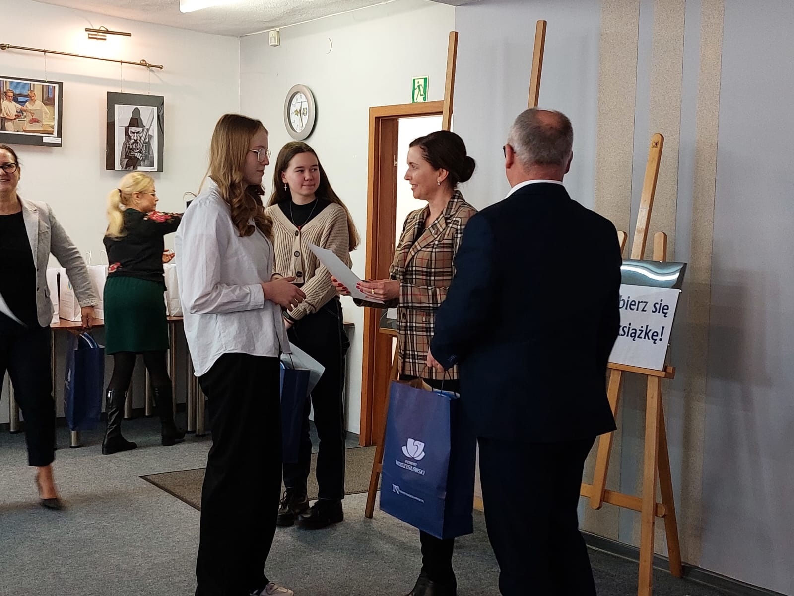 Zdjęcie w galerii na portalu naszwodzislaw.com: Julia i Marek najlepiej ubrali się w książkę wiadomości z regionu