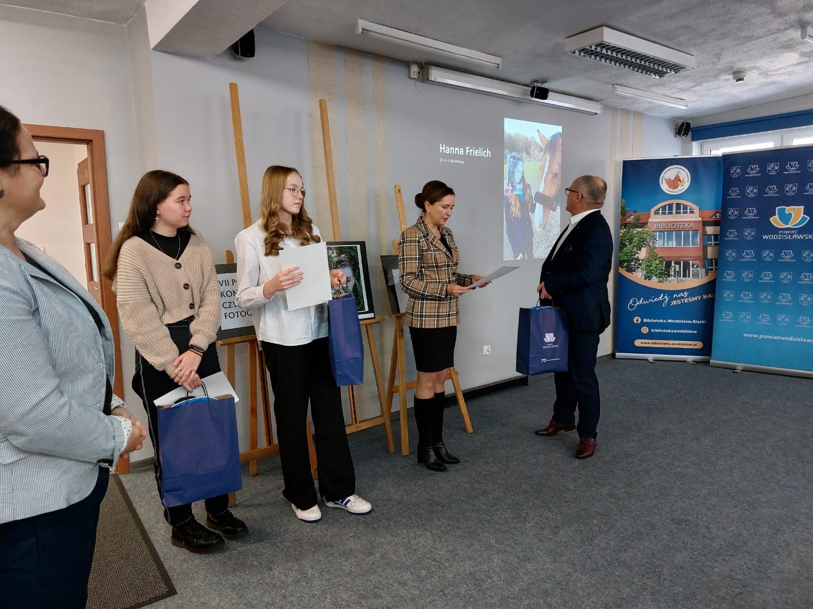 Zdjęcie w galerii na portalu naszwodzislaw.com: Julia i Marek najlepiej ubrali się w książkę wiadomości z regionu