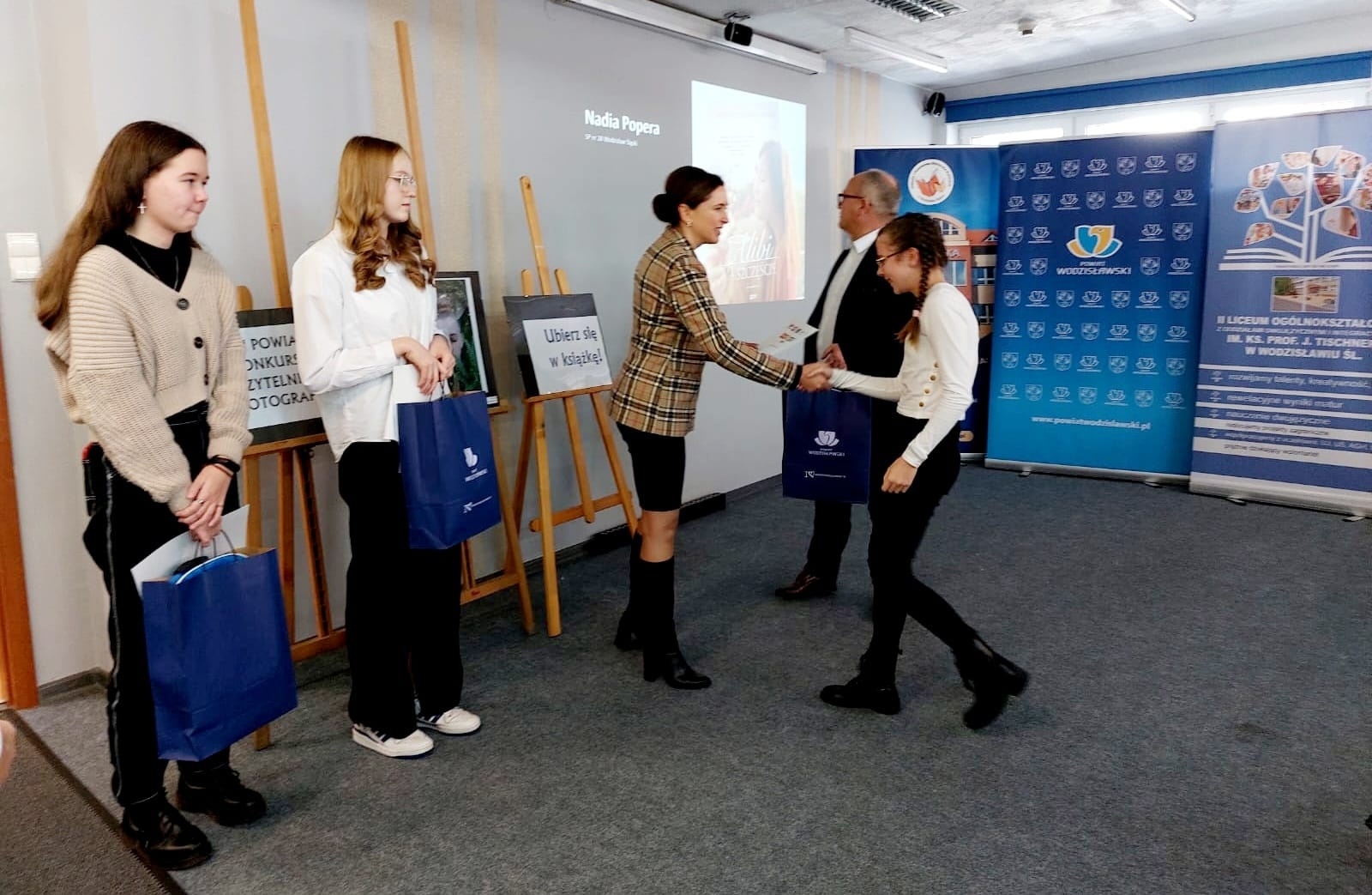 Zdjęcie w galerii na portalu naszwodzislaw.com: Julia i Marek najlepiej ubrali się w książkę wiadomości z regionu