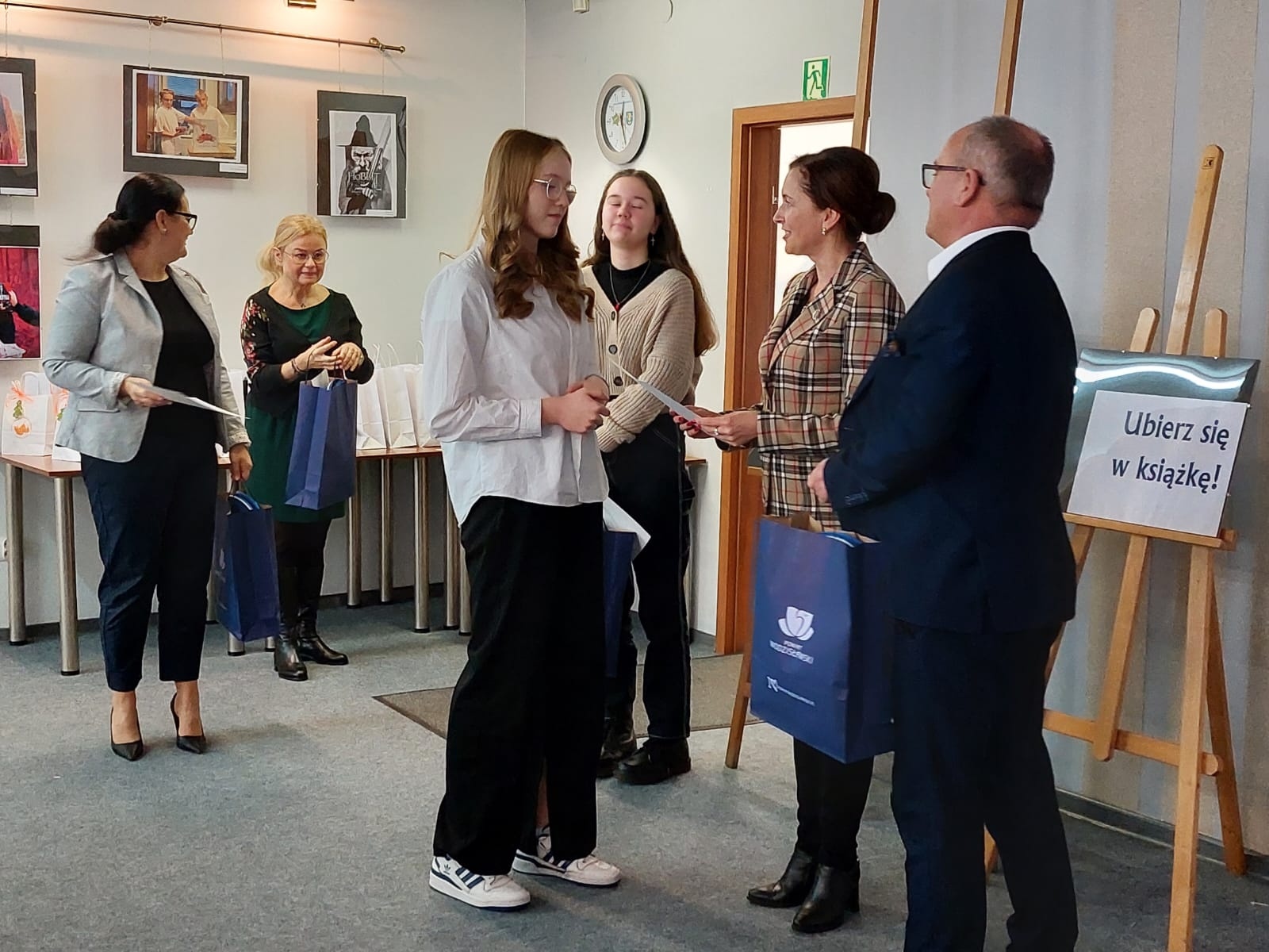 Zdjęcie w galerii na portalu naszwodzislaw.com: Julia i Marek najlepiej ubrali się w książkę wiadomości z regionu