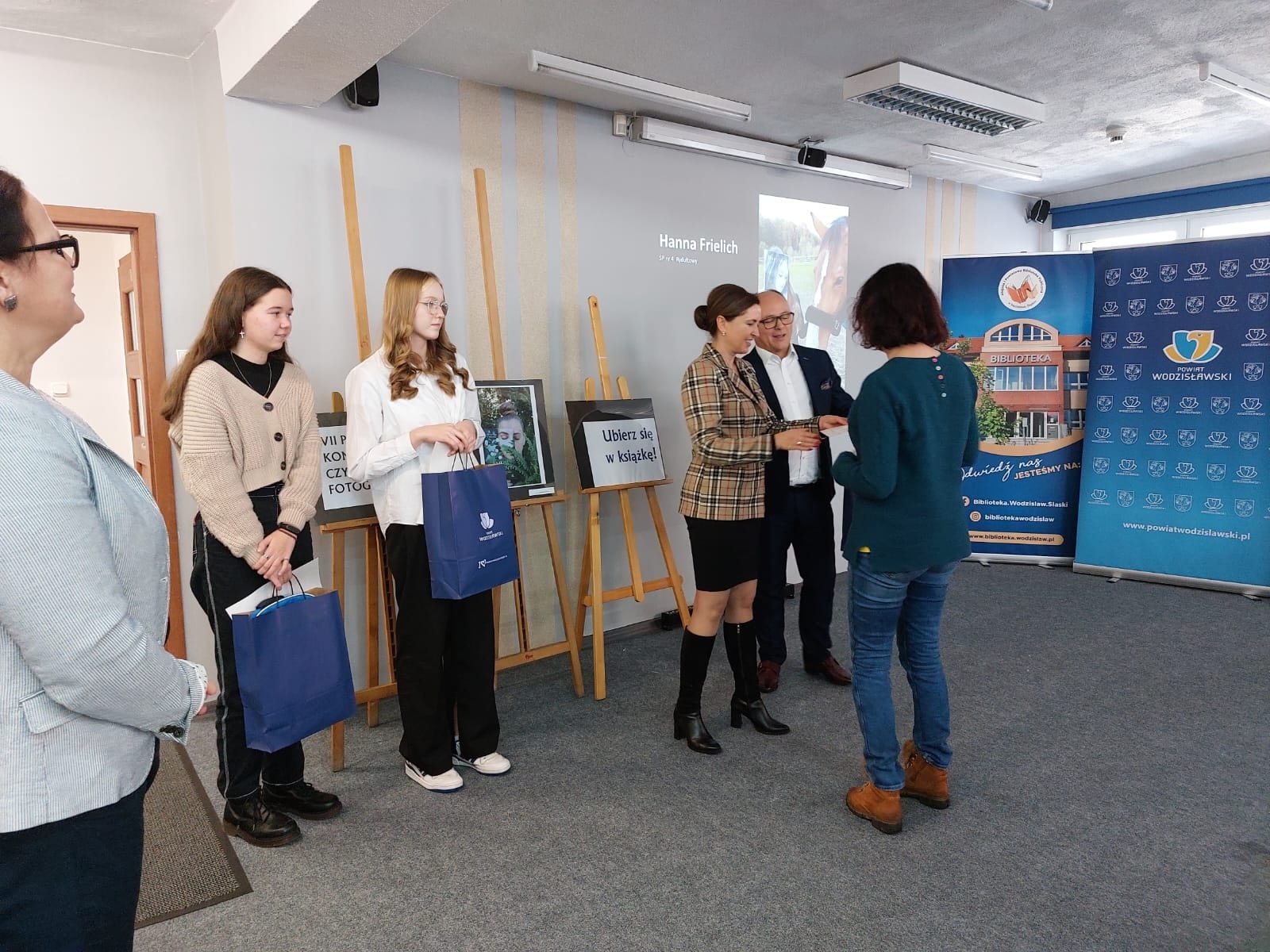 Zdjęcie w galerii na portalu naszwodzislaw.com: Julia i Marek najlepiej ubrali się w książkę wiadomości z regionu