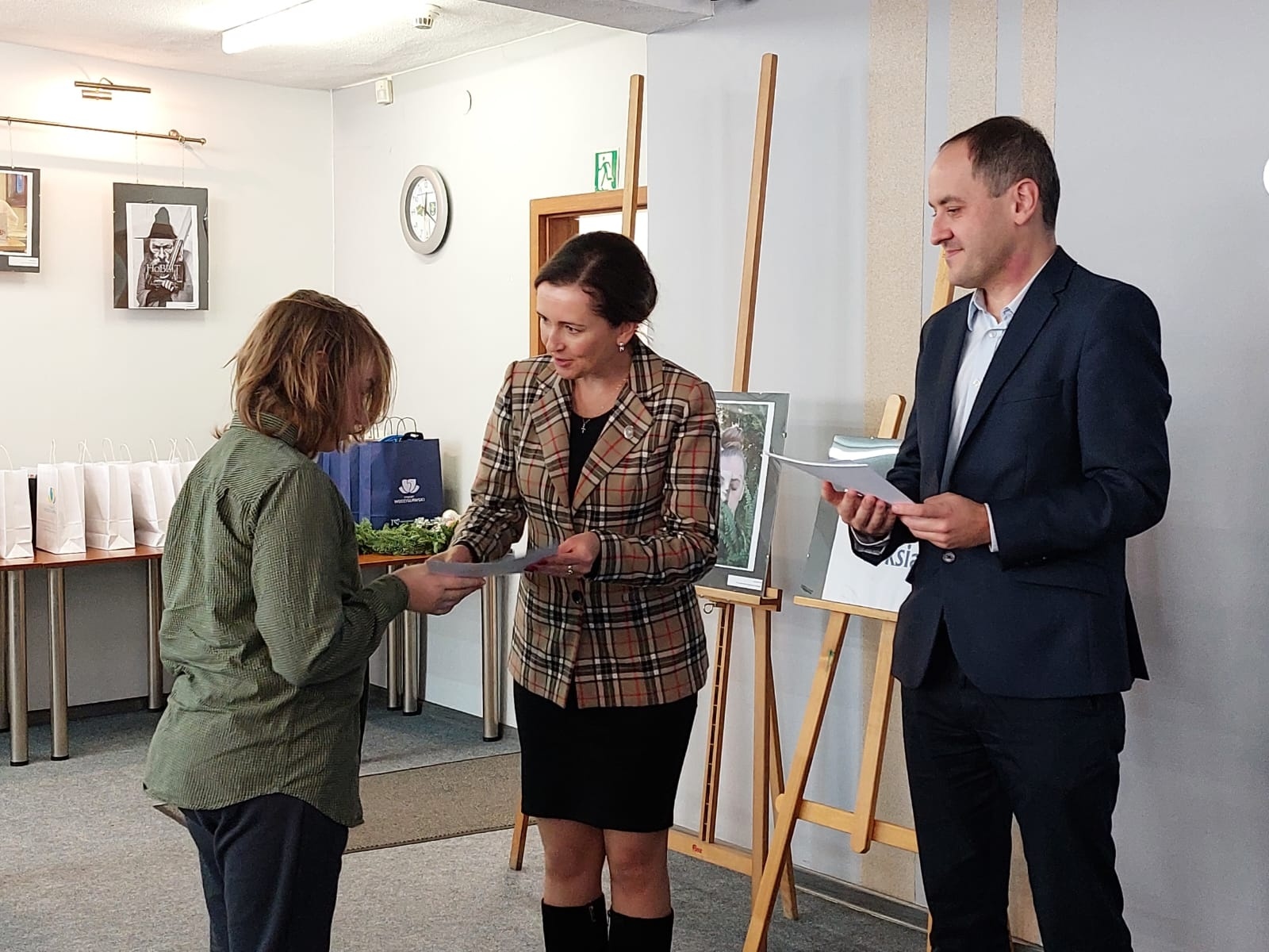 Zdjęcie w galerii na portalu naszwodzislaw.com: Julia i Marek najlepiej ubrali się w książkę wiadomości z regionu