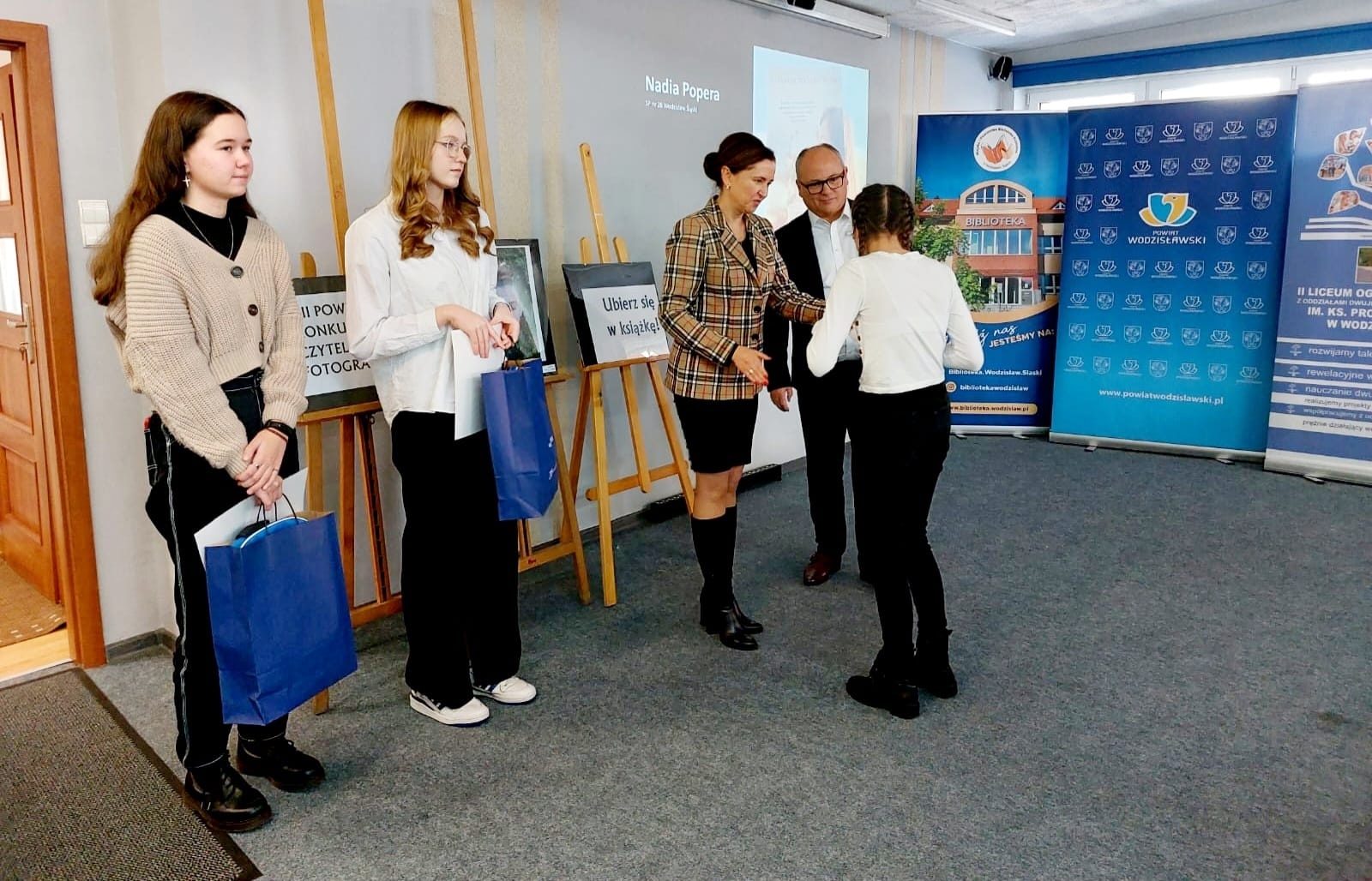 Zdjęcie w galerii na portalu naszwodzislaw.com: Julia i Marek najlepiej ubrali się w książkę wiadomości z regionu