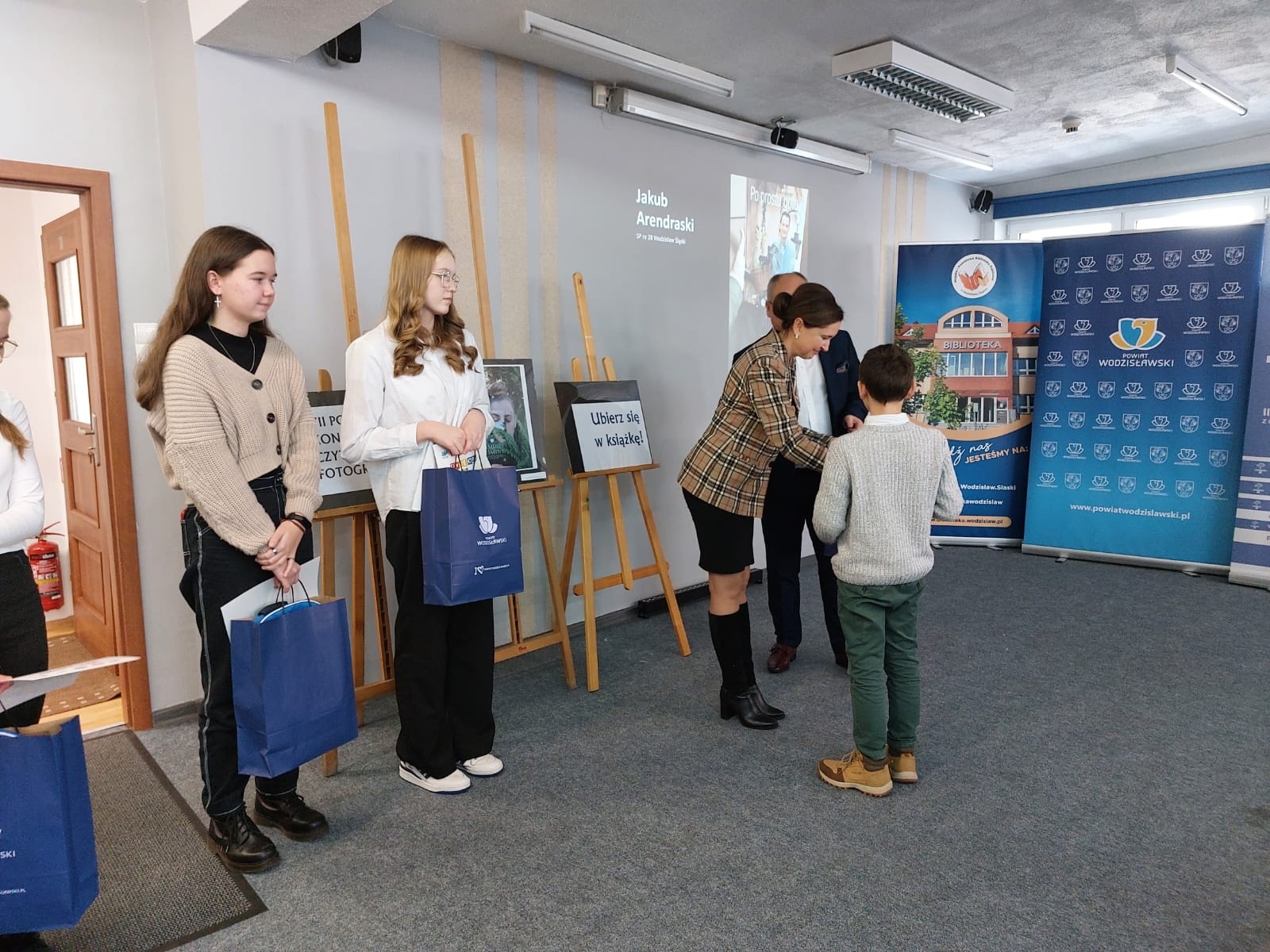 Zdjęcie w galerii na portalu naszwodzislaw.com: Julia i Marek najlepiej ubrali się w książkę wiadomości z regionu