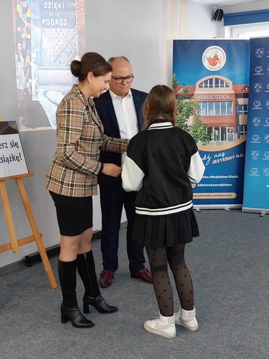 Zdjęcie w galerii na portalu naszwodzislaw.com: Julia i Marek najlepiej ubrali się w książkę wiadomości z regionu