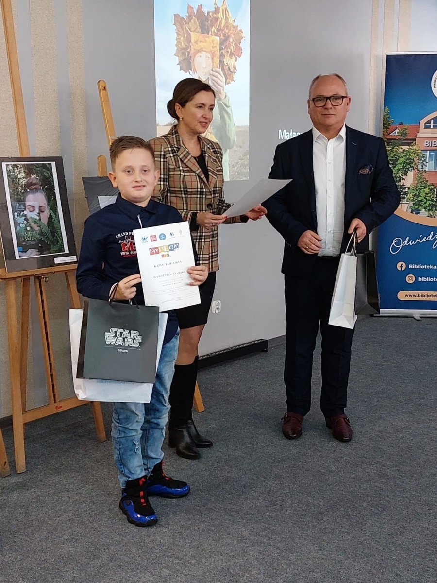 Zdjęcie w galerii na portalu naszwodzislaw.com: Julia i Marek najlepiej ubrali się w książkę wiadomości z regionu