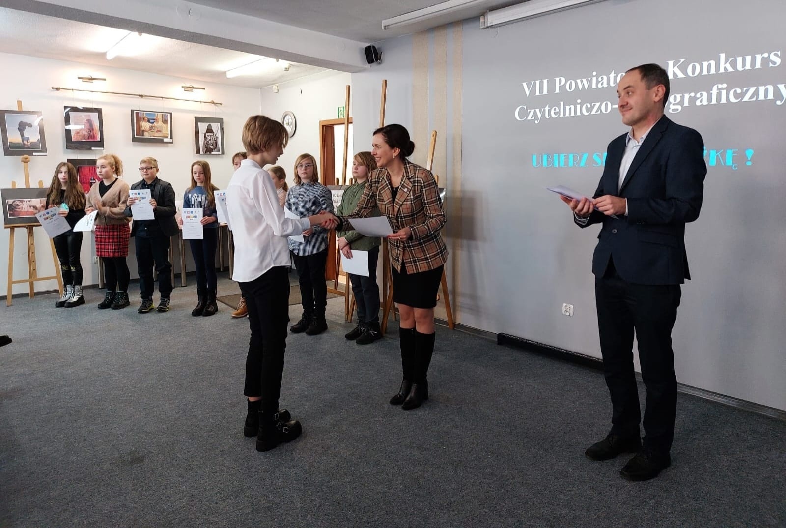 Zdjęcie w galerii na portalu naszwodzislaw.com: Julia i Marek najlepiej ubrali się w książkę wiadomości z regionu