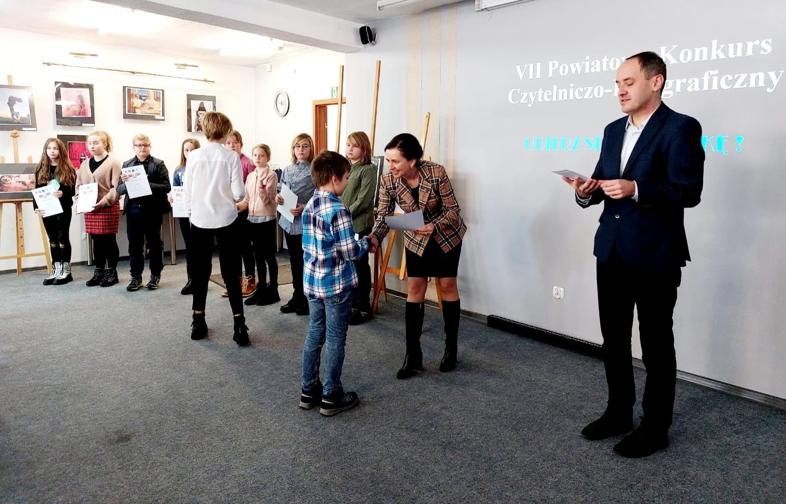 Zdjęcie w galerii na portalu naszwodzislaw.com: Julia i Marek najlepiej ubrali się w książkę wiadomości z regionu