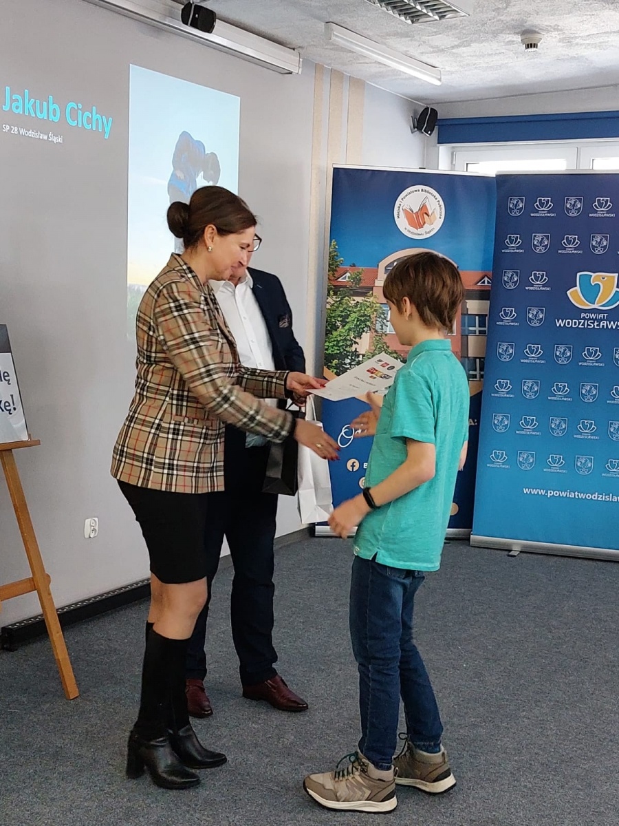 Zdjęcie w galerii na portalu naszwodzislaw.com: Julia i Marek najlepiej ubrali się w książkę wiadomości z regionu