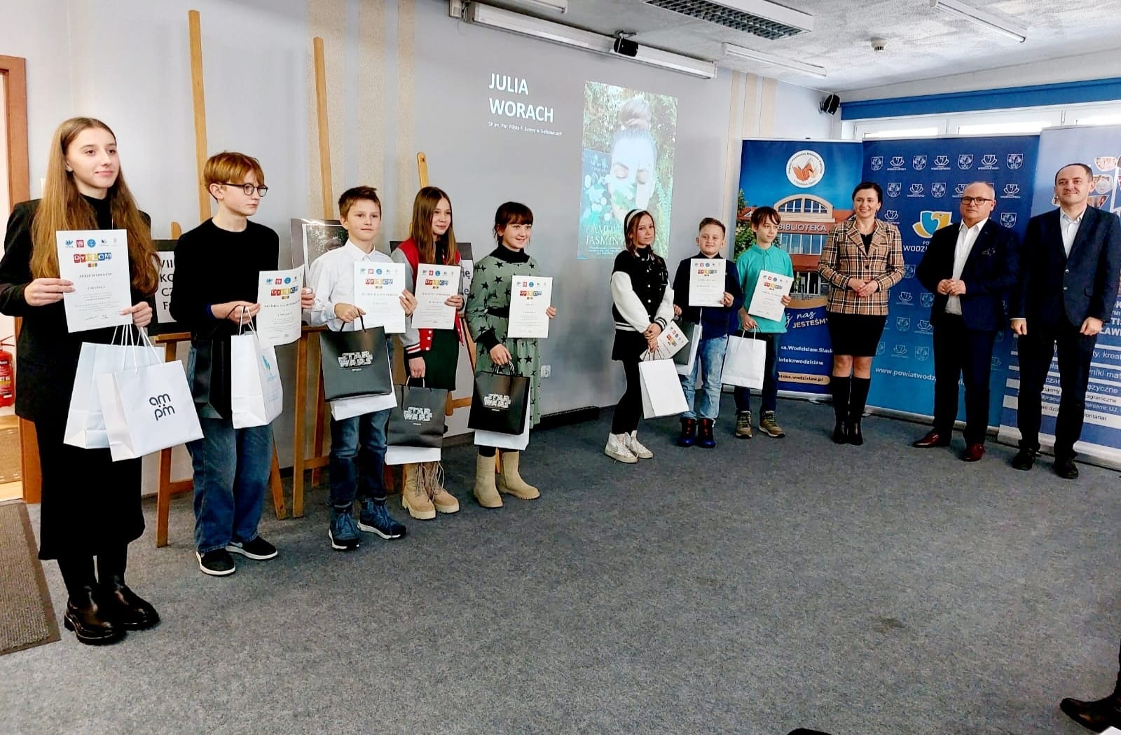 Zdjęcie w galerii na portalu naszwodzislaw.com: Julia i Marek najlepiej ubrali się w książkę wiadomości z regionu