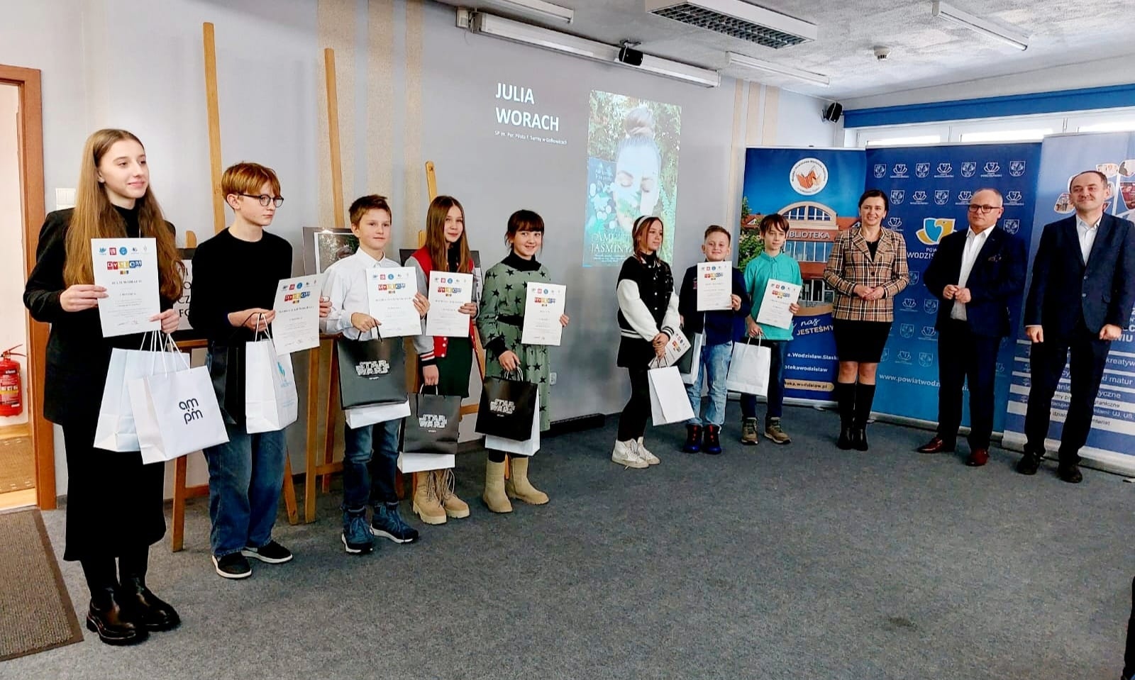 Zdjęcie w galerii na portalu naszwodzislaw.com: Julia i Marek najlepiej ubrali się w książkę wiadomości z regionu