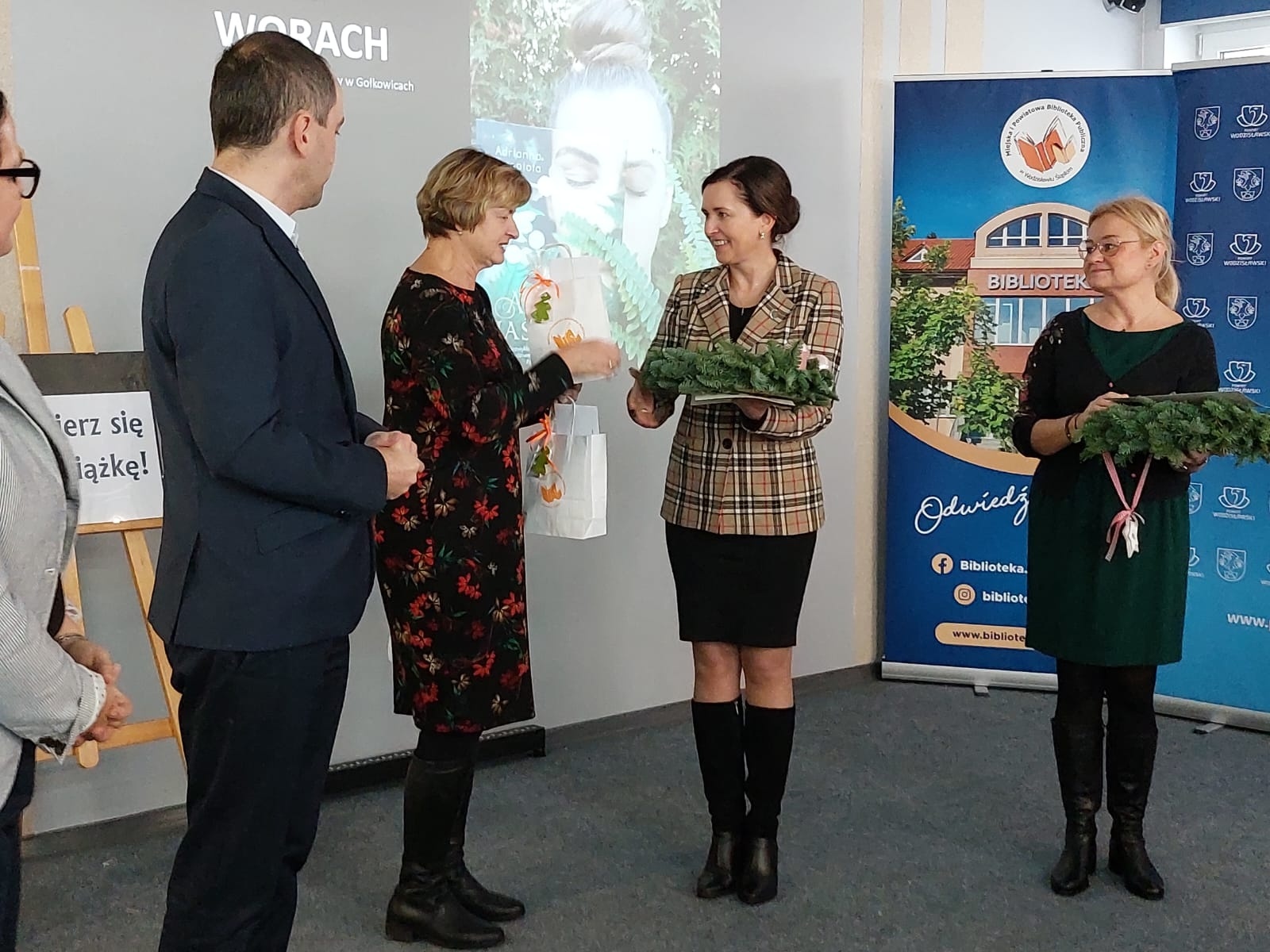 Zdjęcie w galerii na portalu naszwodzislaw.com: Julia i Marek najlepiej ubrali się w książkę wiadomości z regionu