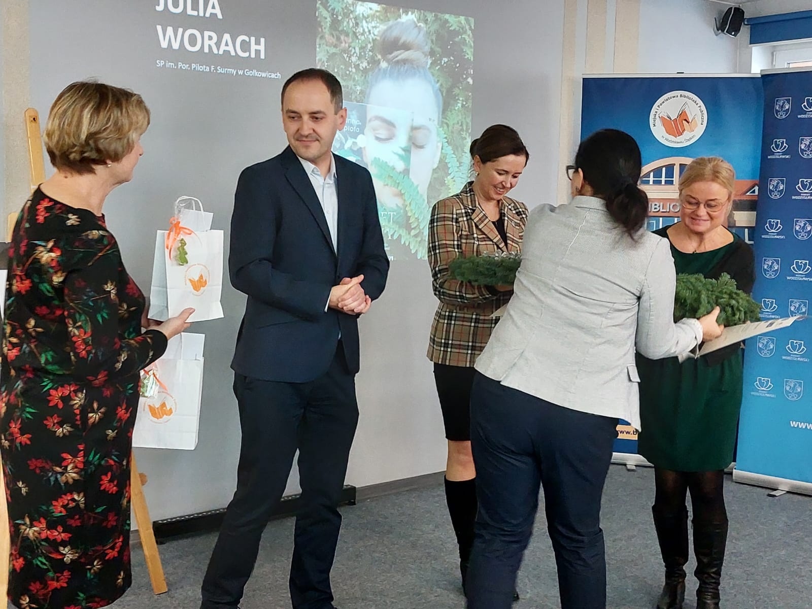 Zdjęcie w galerii na portalu naszwodzislaw.com: Julia i Marek najlepiej ubrali się w książkę wiadomości z regionu