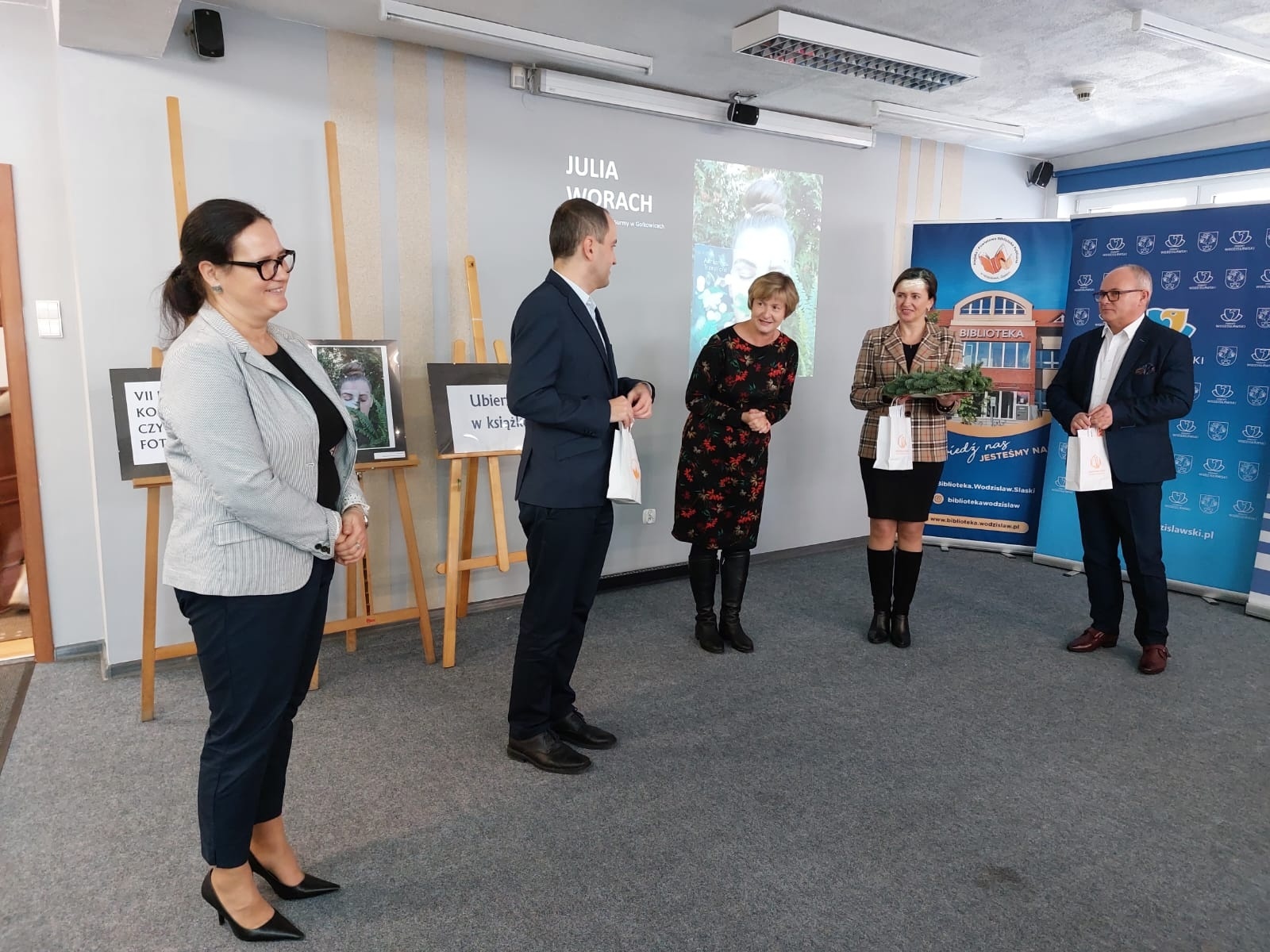 Zdjęcie w galerii na portalu naszwodzislaw.com: Julia i Marek najlepiej ubrali się w książkę wiadomości z regionu