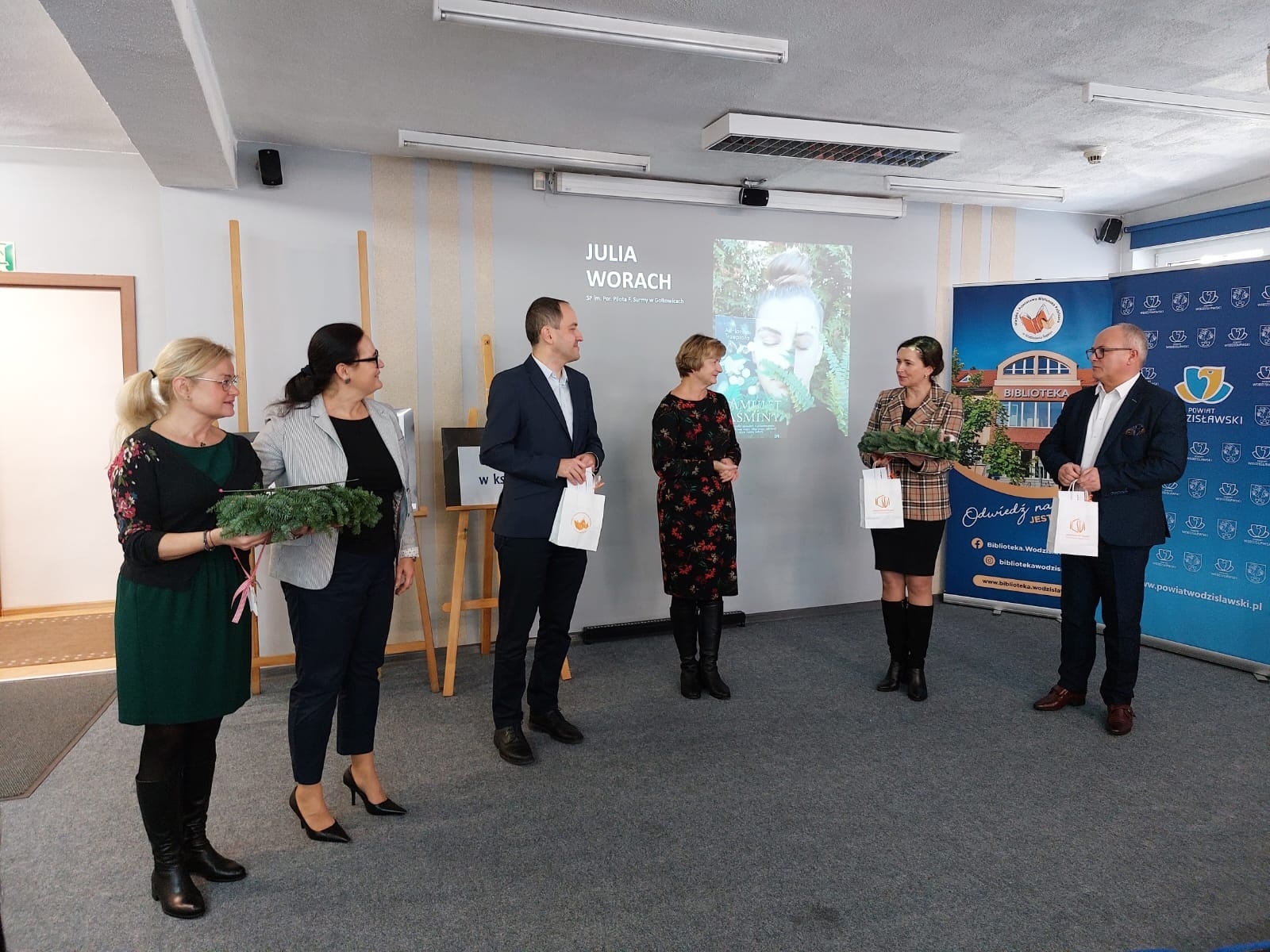 Zdjęcie w galerii na portalu naszwodzislaw.com: Julia i Marek najlepiej ubrali się w książkę wiadomości z regionu