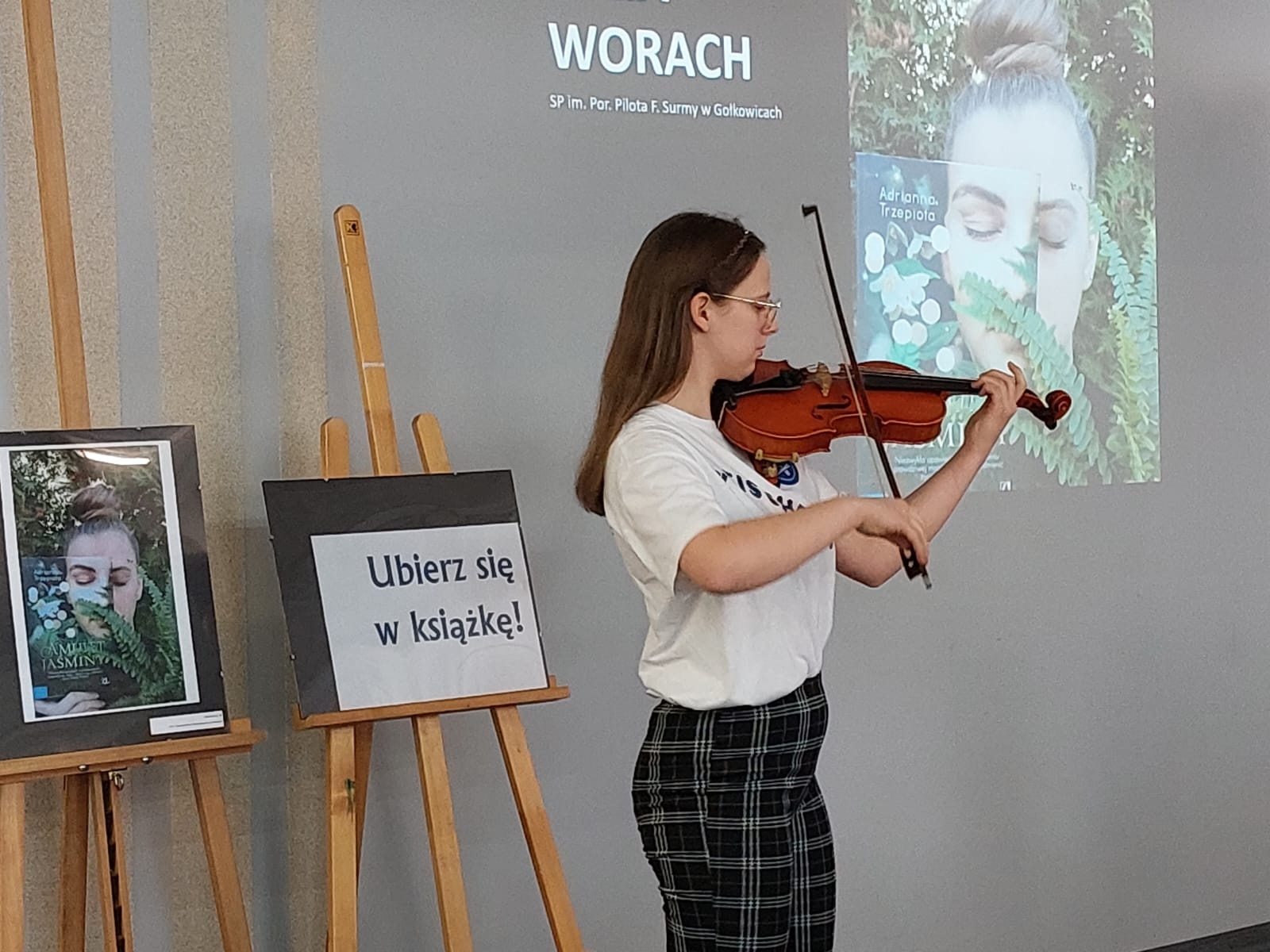 Zdjęcie w galerii na portalu naszwodzislaw.com: Julia i Marek najlepiej ubrali się w książkę wiadomości z regionu