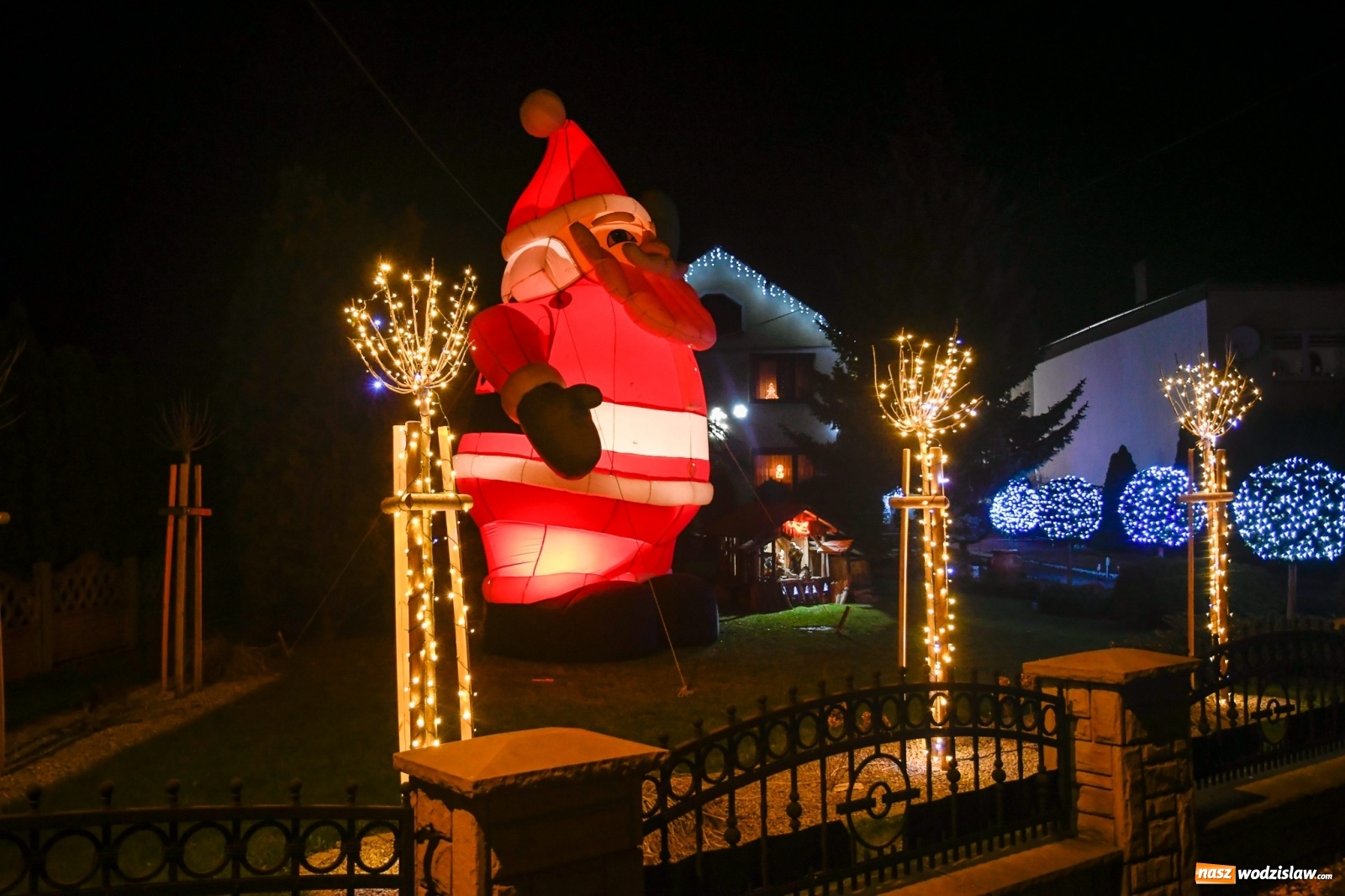 Zdjęcie w galerii na portalu naszwodzislaw.com: Świąteczna bajkowa Nowa Wioska [FOTO i WIDEO] wiadomości z regionu