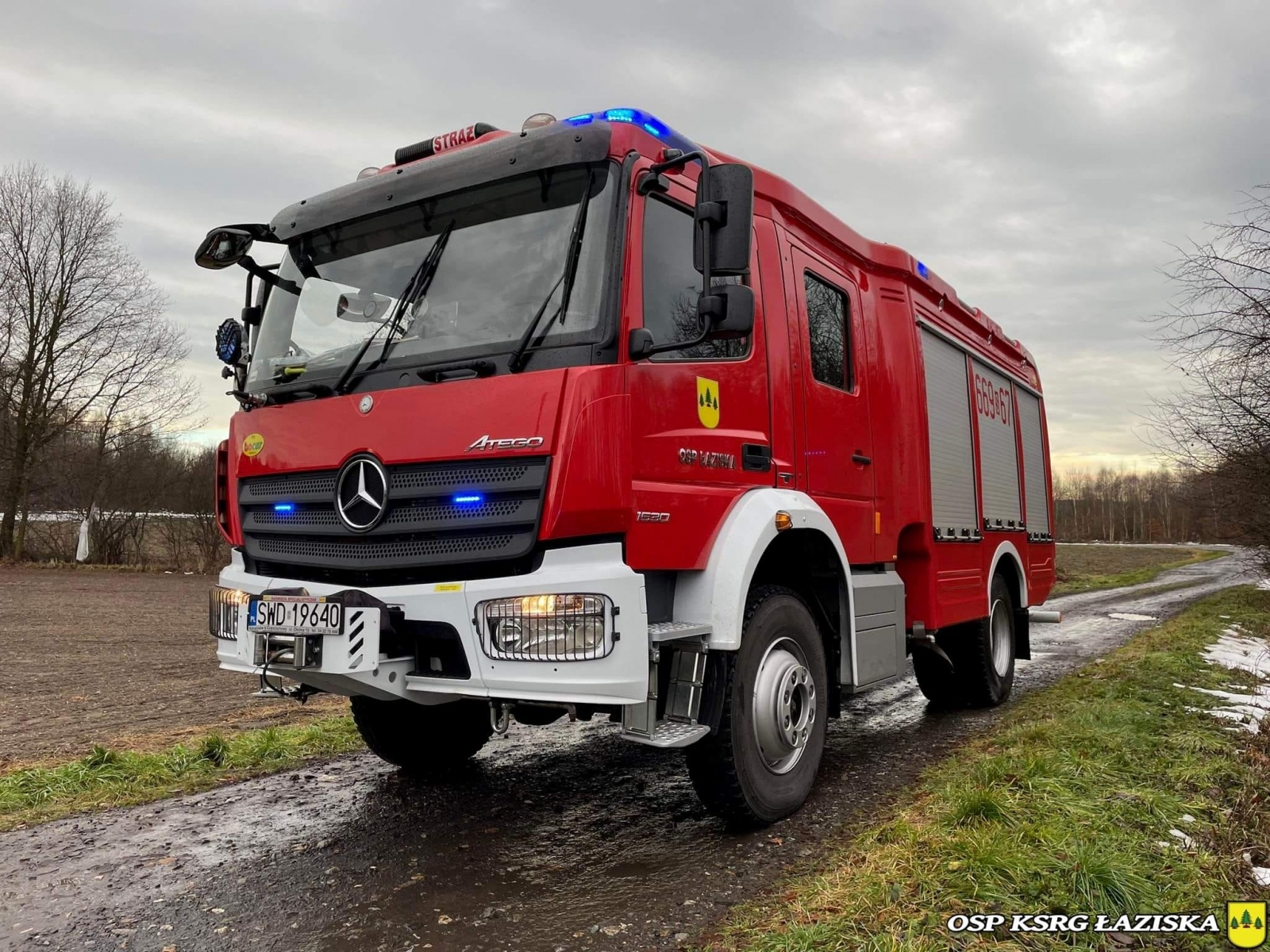 Zdjęcie w galerii na portalu naszwodzislaw.com: Powalone drzewo tarasowało ścieżkę rowerową wiadomości z regionu