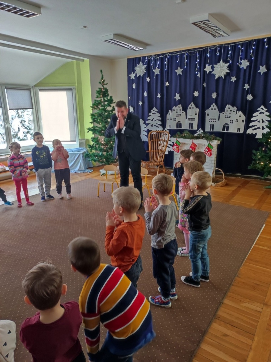 Zdjęcie w galerii na portalu naszwodzislaw.com: Mieczysław Kieca opowiadał bajki przedszkolakom wiadomości z regionu