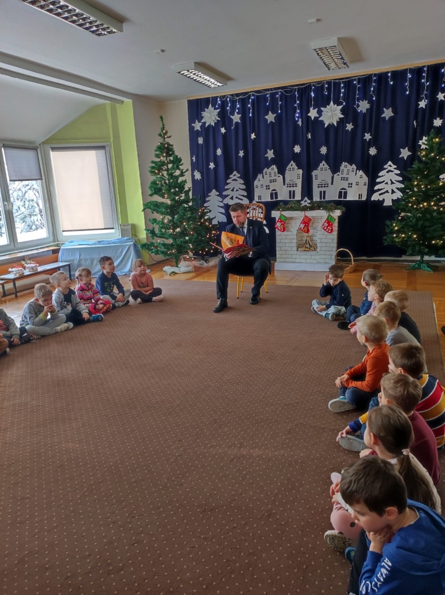 Zdjęcie w galerii na portalu naszwodzislaw.com: Mieczysław Kieca opowiadał bajki przedszkolakom wiadomości z regionu