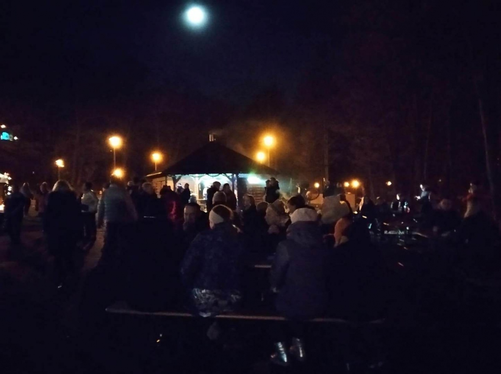 Zdjęcie w galerii na portalu naszwodzislaw.com: Mszana. Mieszkańcy wspólnie przywitali Nowy Rok na plenerowym Sylwestrze wiadomości z regionu