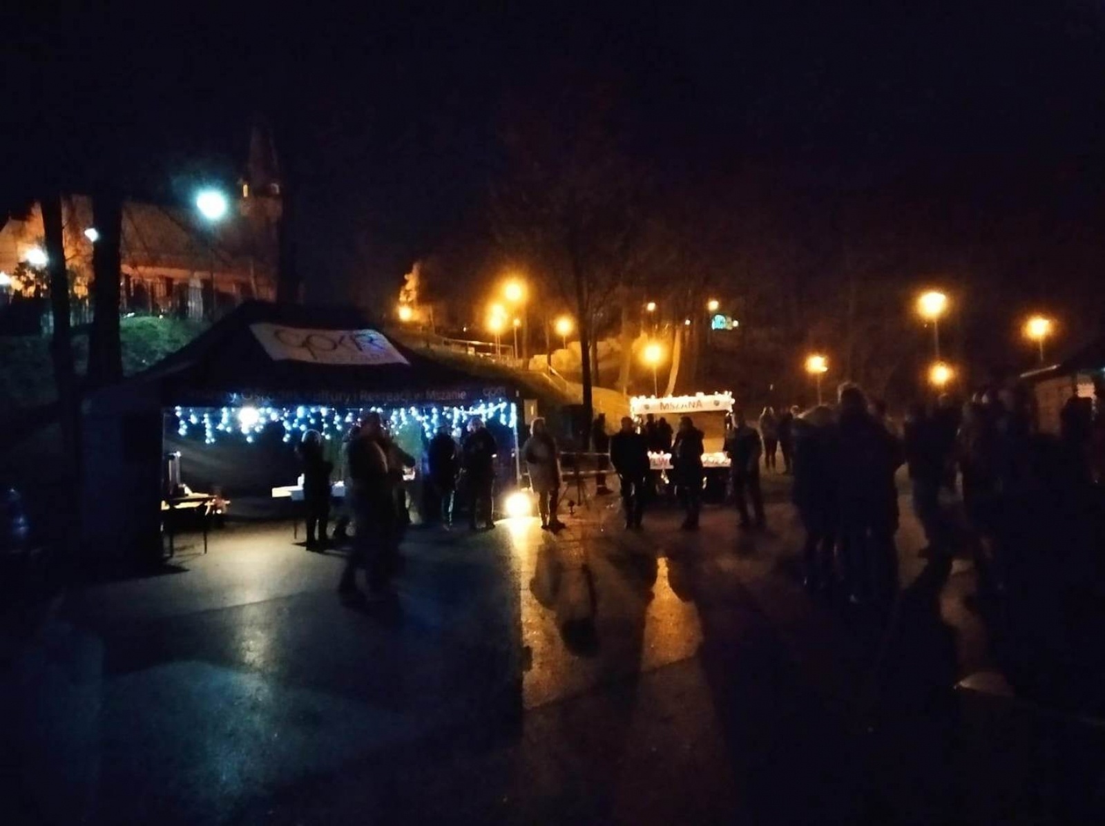 Zdjęcie w galerii na portalu naszwodzislaw.com: Mszana. Mieszkańcy wspólnie przywitali Nowy Rok na plenerowym Sylwestrze wiadomości z regionu