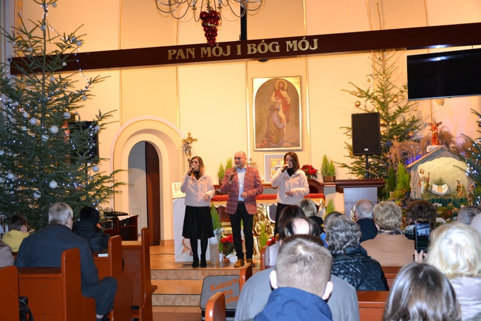 Zdjęcie w galerii na portalu naszwodzislaw.com: Kobiety na walizkach i Tomek Coral zaśpiewali w Nieboczowach wiadomości z regionu