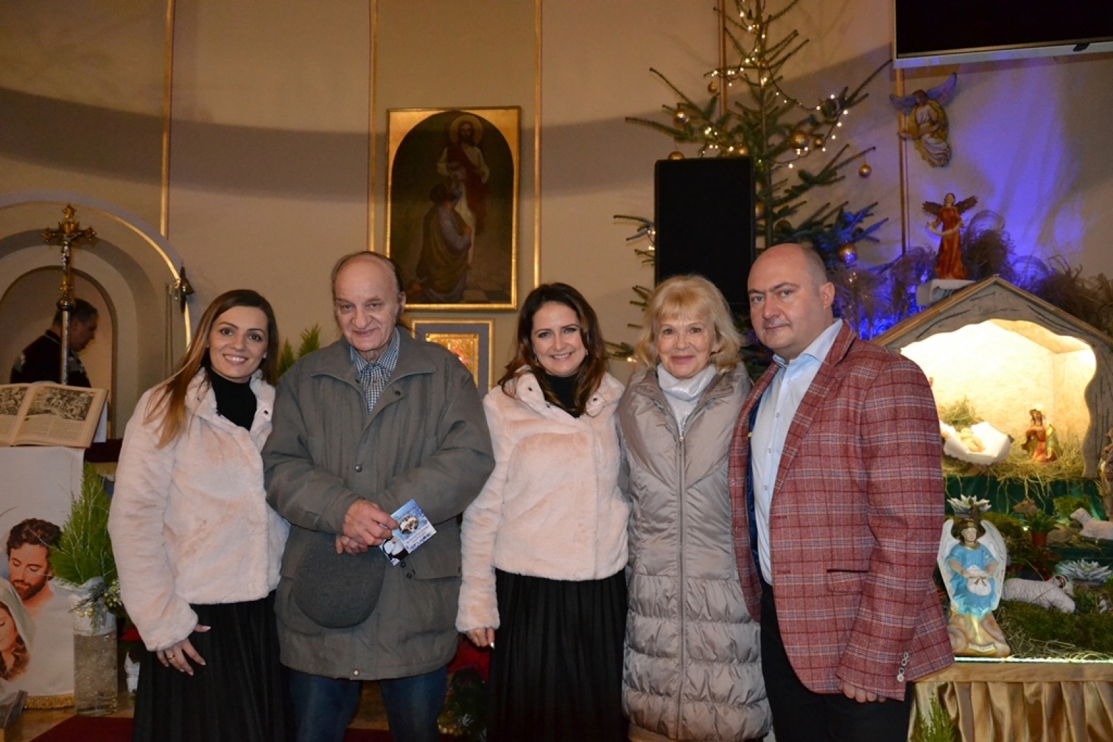 Zdjęcie w galerii na portalu naszwodzislaw.com: Kobiety na walizkach i Tomek Coral zaśpiewali w Nieboczowach wiadomości z regionu