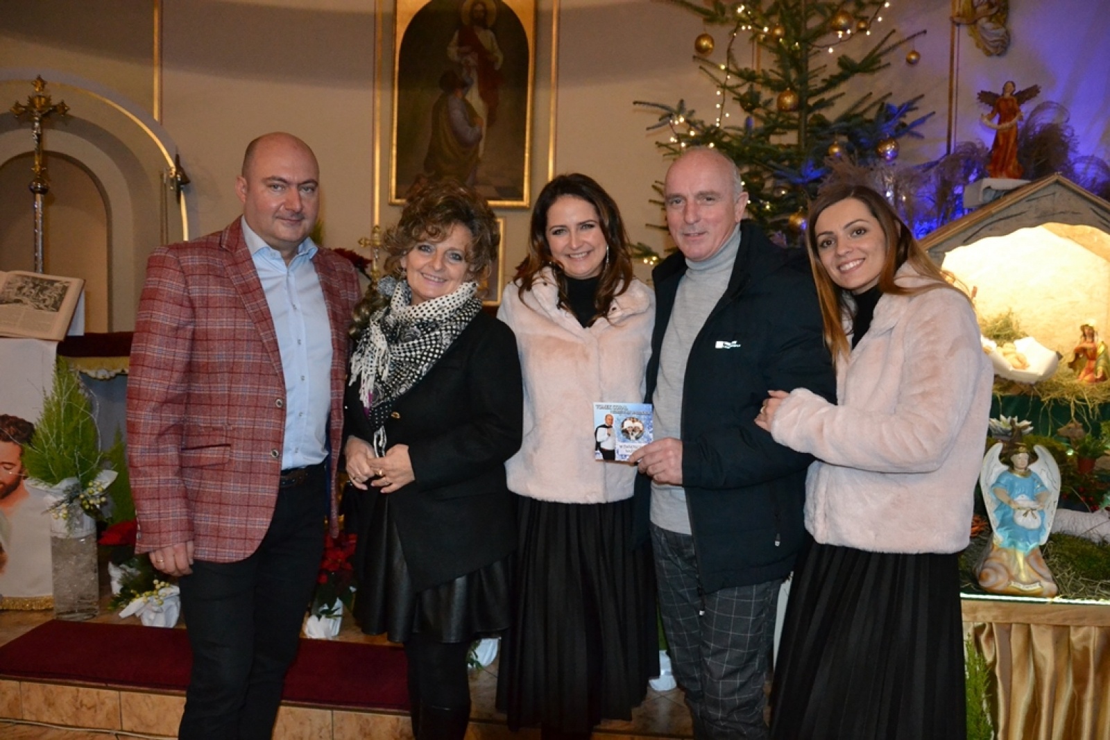 Zdjęcie w galerii na portalu naszwodzislaw.com: Kobiety na walizkach i Tomek Coral zaśpiewali w Nieboczowach wiadomości z regionu