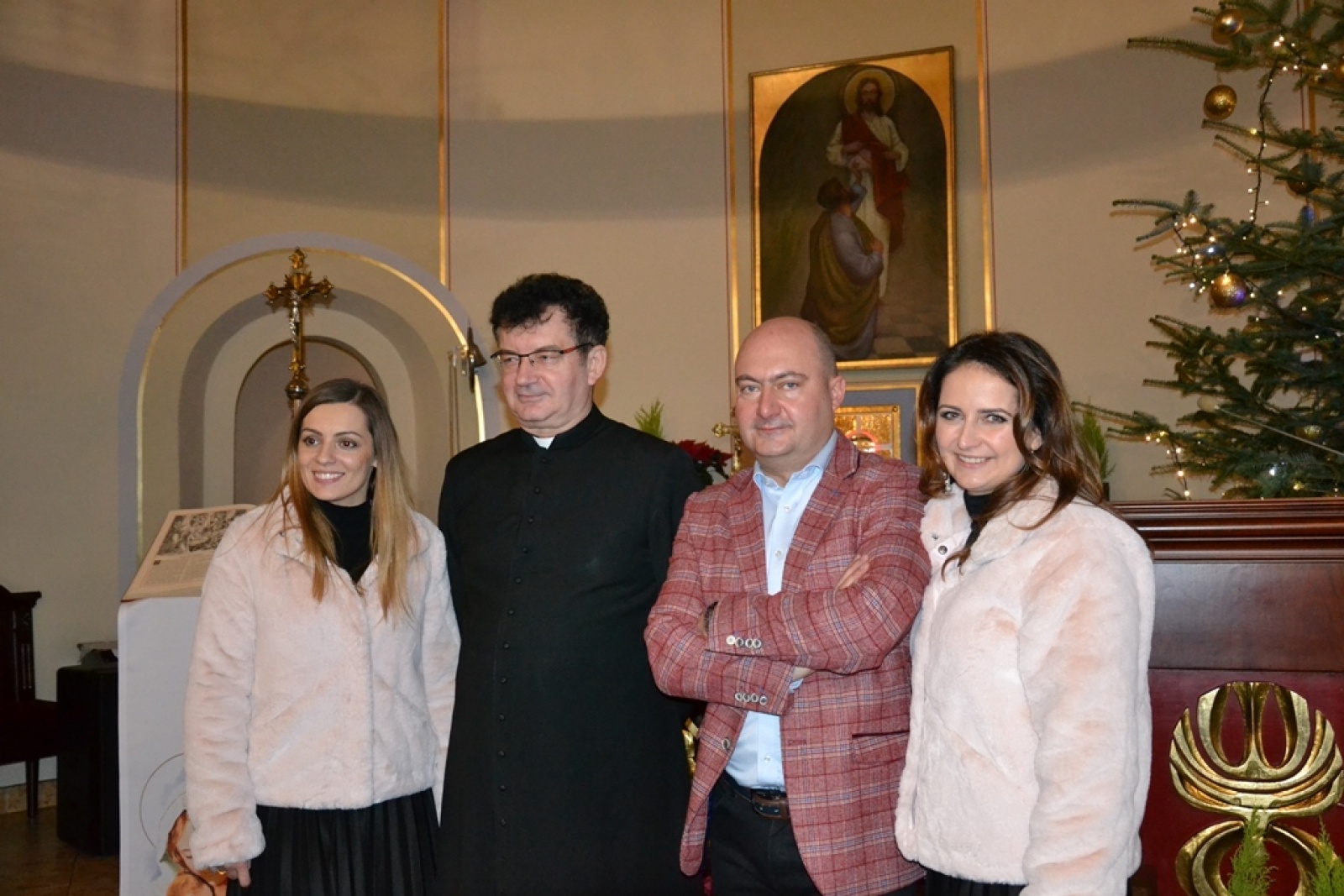 Zdjęcie w galerii na portalu naszwodzislaw.com: Kobiety na walizkach i Tomek Coral zaśpiewali w Nieboczowach wiadomości z regionu