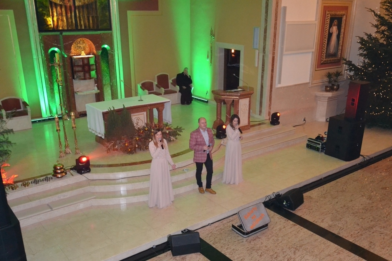 Zdjęcie w galerii na portalu naszwodzislaw.com: Kobiety na walizkach i Tomek Coral zaśpiewali w Nieboczowach wiadomości z regionu