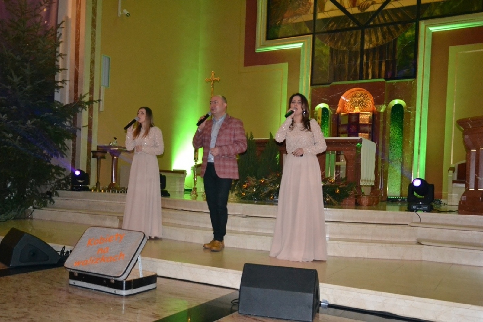 Zdjęcie w galerii na portalu naszwodzislaw.com: Kobiety na walizkach i Tomek Coral zaśpiewali w Nieboczowach wiadomości z regionu