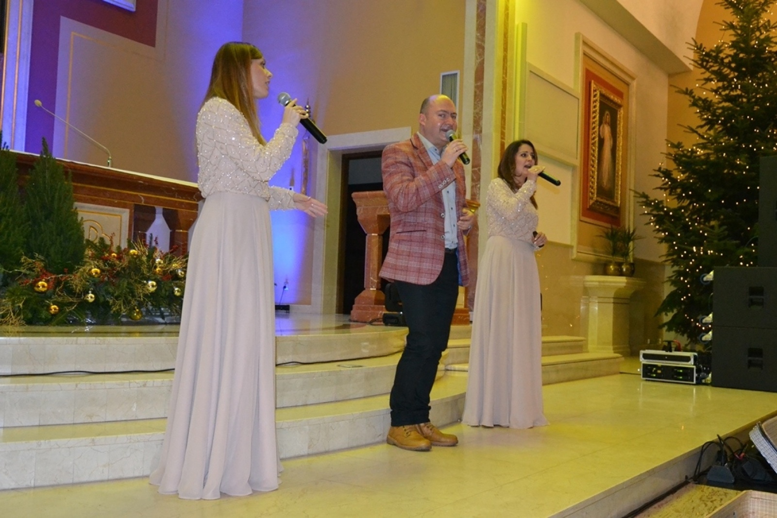 Zdjęcie w galerii na portalu naszwodzislaw.com: Kobiety na walizkach i Tomek Coral zaśpiewali w Nieboczowach wiadomości z regionu