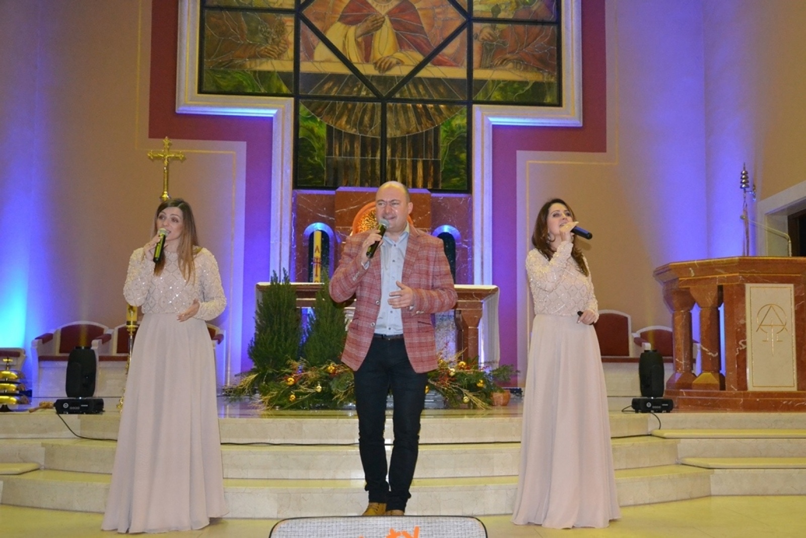 Zdjęcie w galerii na portalu naszwodzislaw.com: Kobiety na walizkach i Tomek Coral zaśpiewali w Nieboczowach wiadomości z regionu