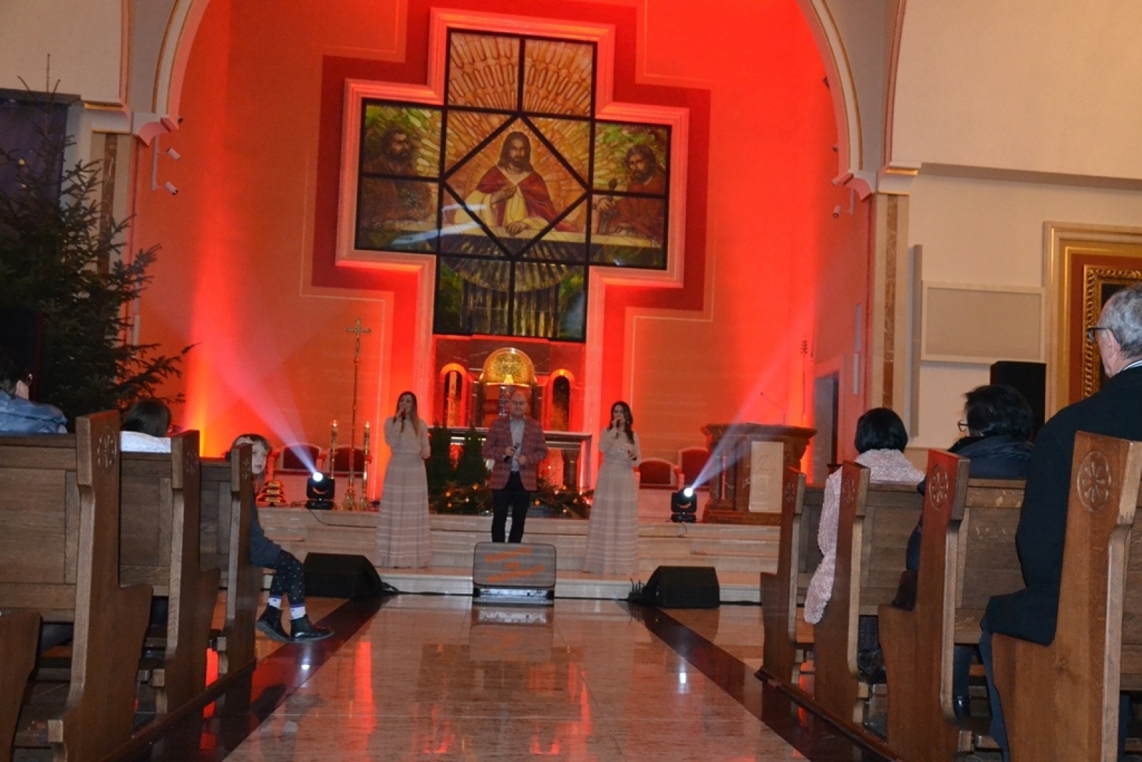 Zdjęcie w galerii na portalu naszwodzislaw.com: Kobiety na walizkach i Tomek Coral zaśpiewali w Nieboczowach wiadomości z regionu